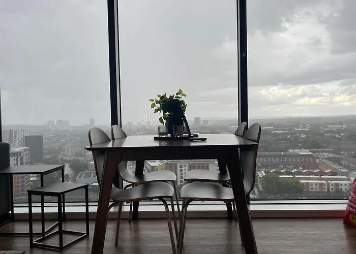 Luxury 2 Bedroom En-Suite Apartment Balcony Views
